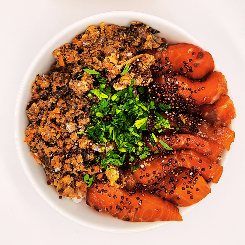Poke de Salmão Marinado com Farofa de Escama